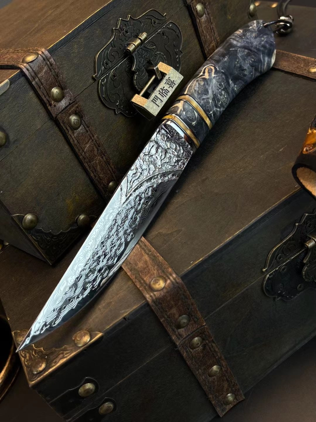 Fixed Blade Vg10 Steel Damascus Hunting Knife Handcrafted Steel Engraved Pattern - AK-HT0833