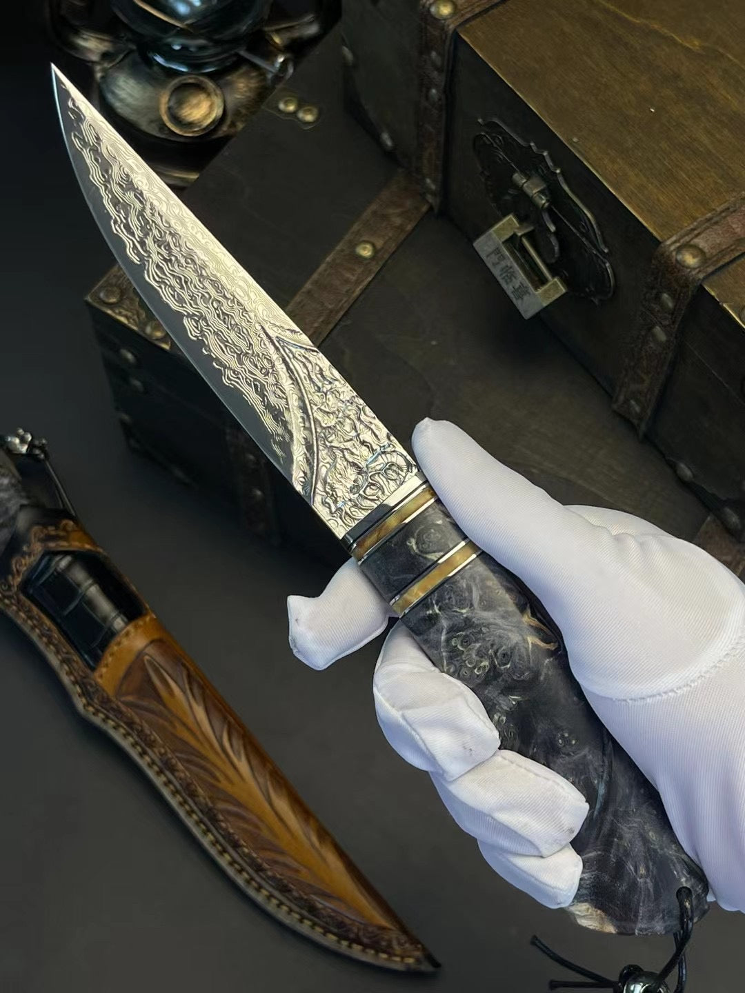 Fixed Blade Vg10 Steel Damascus Hunting Knife Handcrafted Steel Engraved Pattern - AK-HT0833