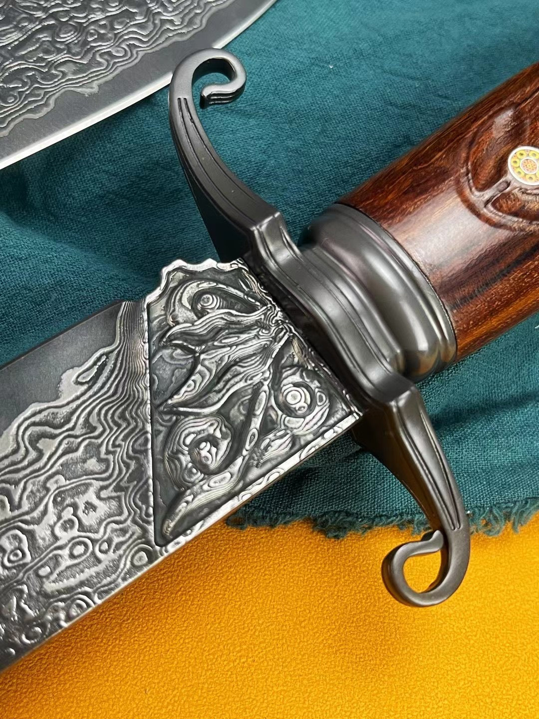 Handcrafted Japanese VG10 Damascus Knife Fixed Blade Bowie Engraved Steel Ironwood - AK-HT0811