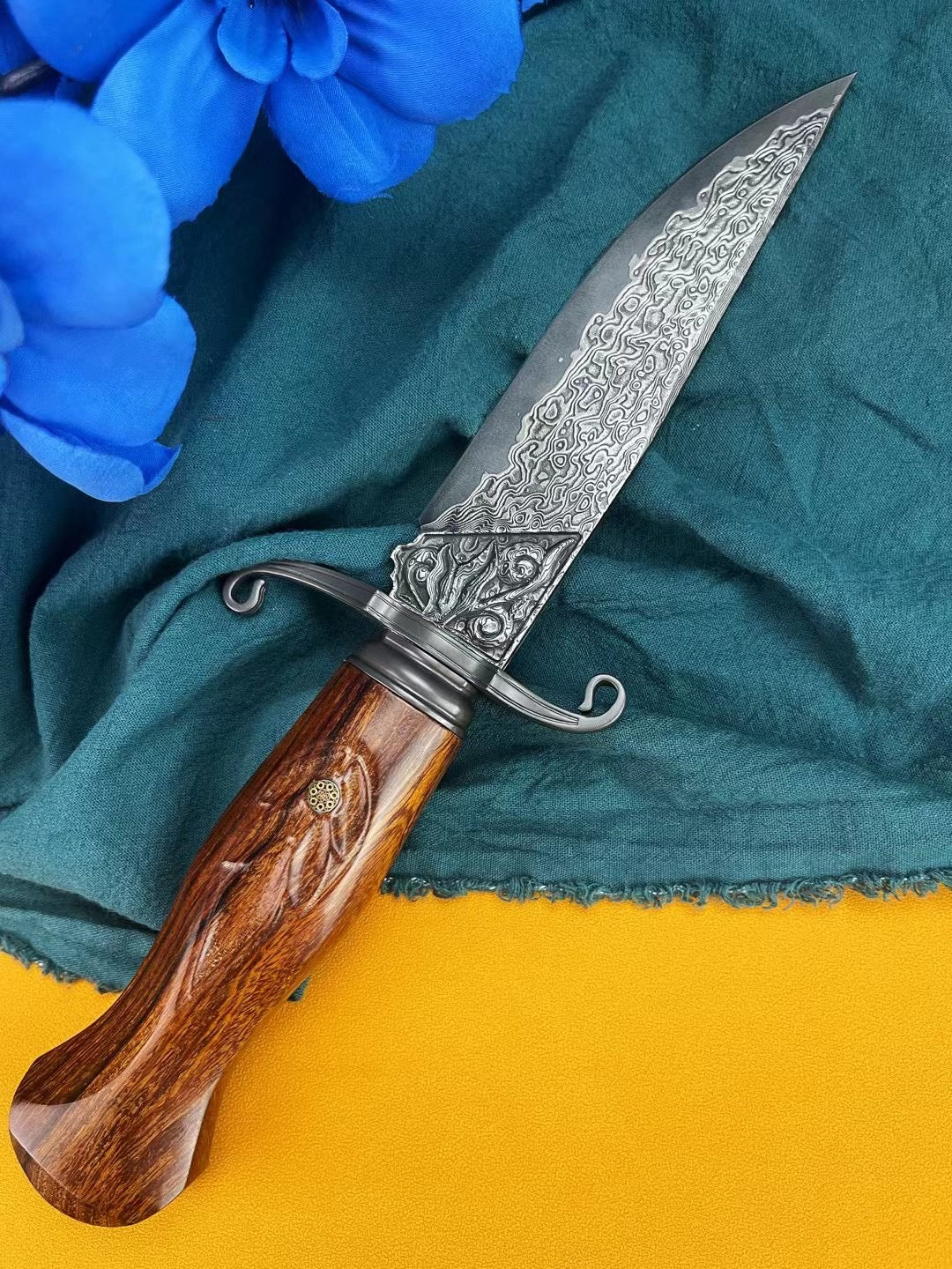 Handcrafted Japanese VG10 Damascus Knife Fixed Blade Bowie Engraved Steel Ironwood - AK-HT0811