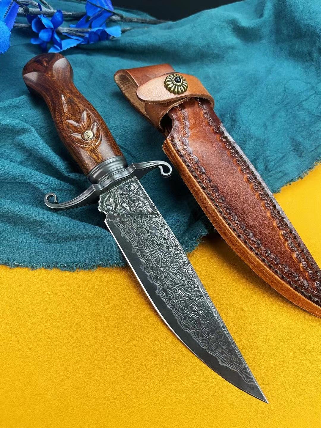 Handcrafted Japanese VG10 Damascus Knife Fixed Blade Bowie Engraved Steel Ironwood - AK-HT0811